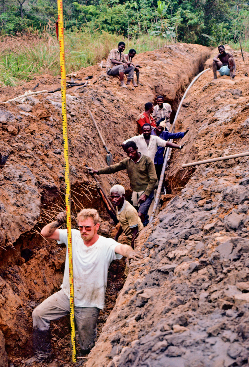Geir Helge Ommundsen working in a trench with a construction crew